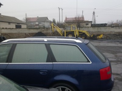 antena jest zamontowana na staÂłe do relingu