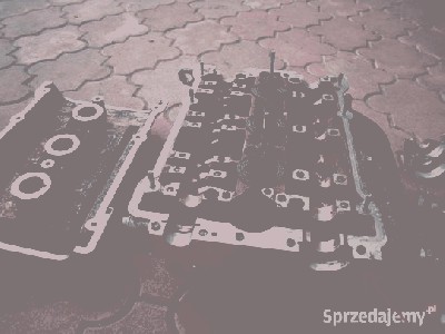 tam gdzie pokazuje strzaĹka,  pod spodem mam zawsze ĹwieĹźy olej , czy tam jest jeszcze jakaĹ uszczelka oprĂłcz zaĹlepki waĹka? jeĹli nie ma , to czy moĹźliwe jest Ĺźeby ta zaĹlepka nie puszczaĹa oleju na zewnÄtrz tylko jakoĹ poprzez tÄ ĹrubÄ tam na dĂłĹ? lub 