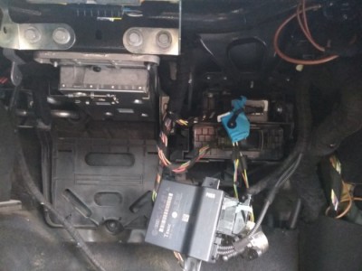 PodĹÄczone sÄ one do rozebranej niebieskiej wtyczki ktĂłra powinna byÄ wpiÄta w oryginalny sterownik ĹwiateĹ 4L0907357