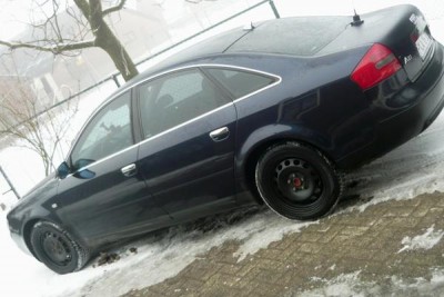 Audika z zaciemnionymi szybkami i malym dodatkiem chromu..
