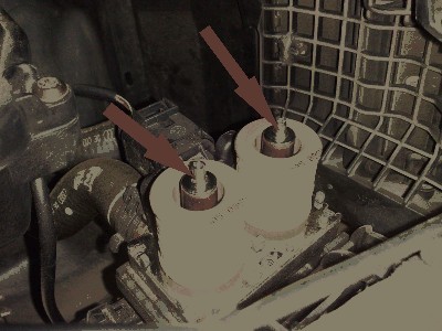UkaÂżÂą siĂŞ nam dwa cylinderki wyjmujÂąc je naleÂży pamiĂŞtaĂŚ Âże sÂą na nich sprĂŞÂżynki i lepiej uwaÂżaĂŚ podczas wyjmowania  aby nie szukaĂŚ ich pod silnikiem.